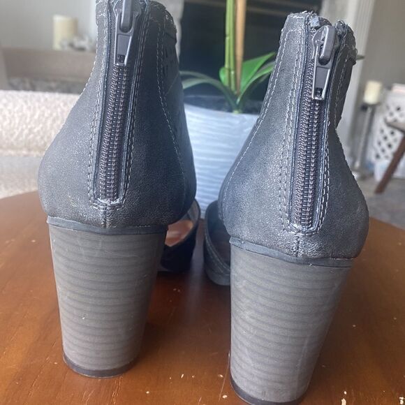 Maurices Women’s Gray Metallic Perforated Block Heel Sandals Size 9 - Picture 3 of 13